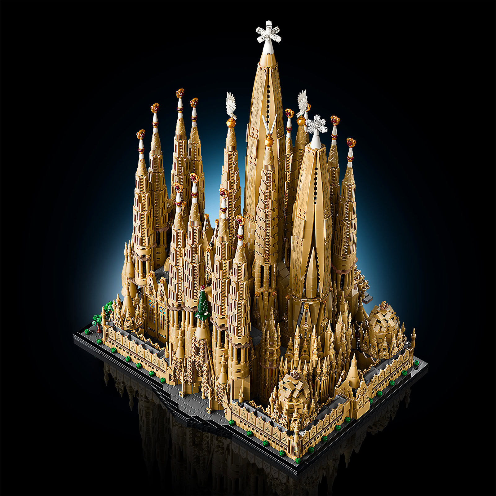 LEGO 21065 Sagrada Família — rear three-quarter view